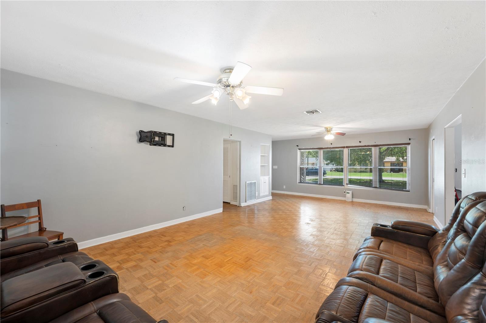 Image 7 of 37 For 961 Oleander Drive Se
