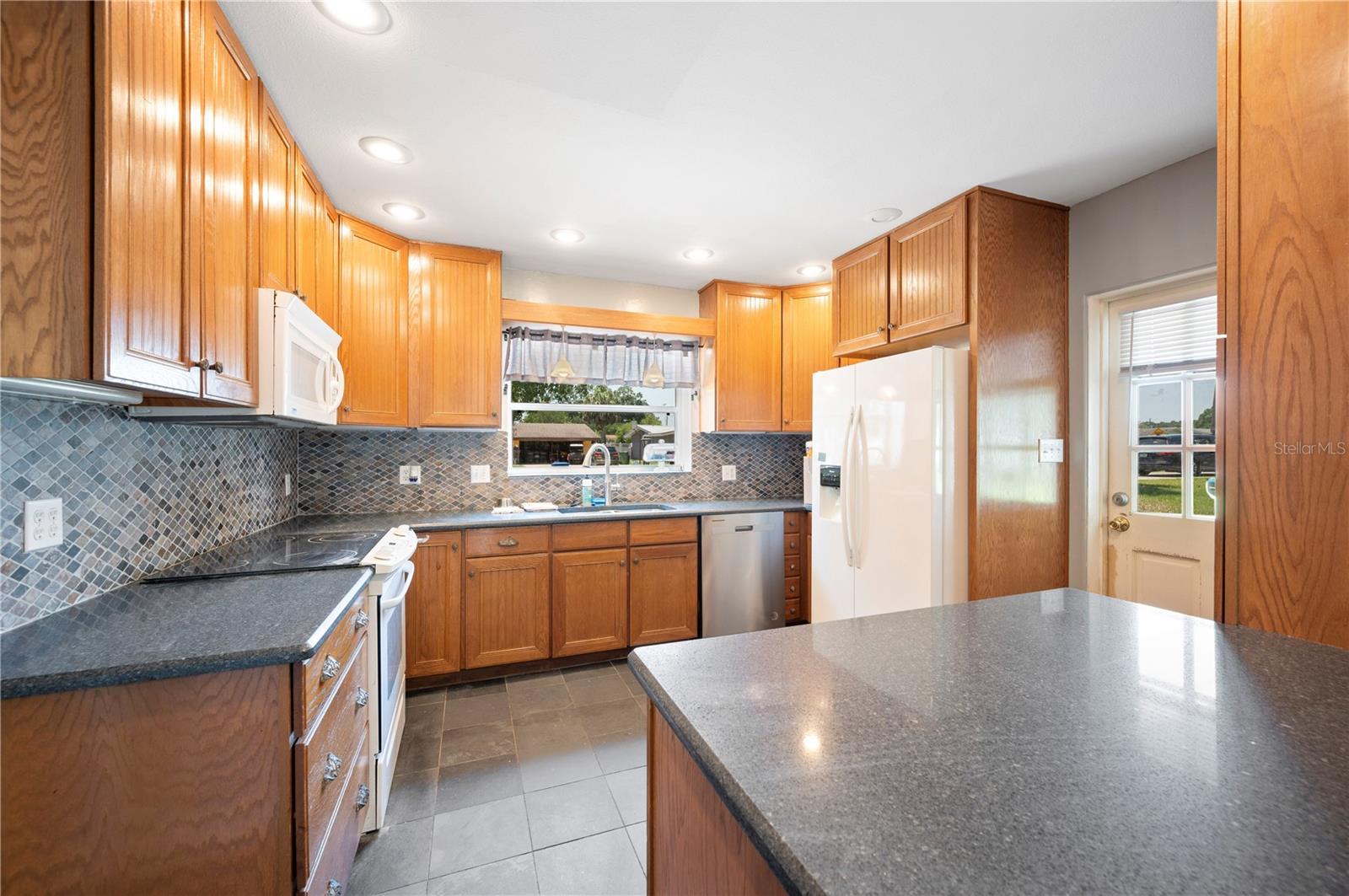 Image 8 of 37 For 961 Oleander Drive Se