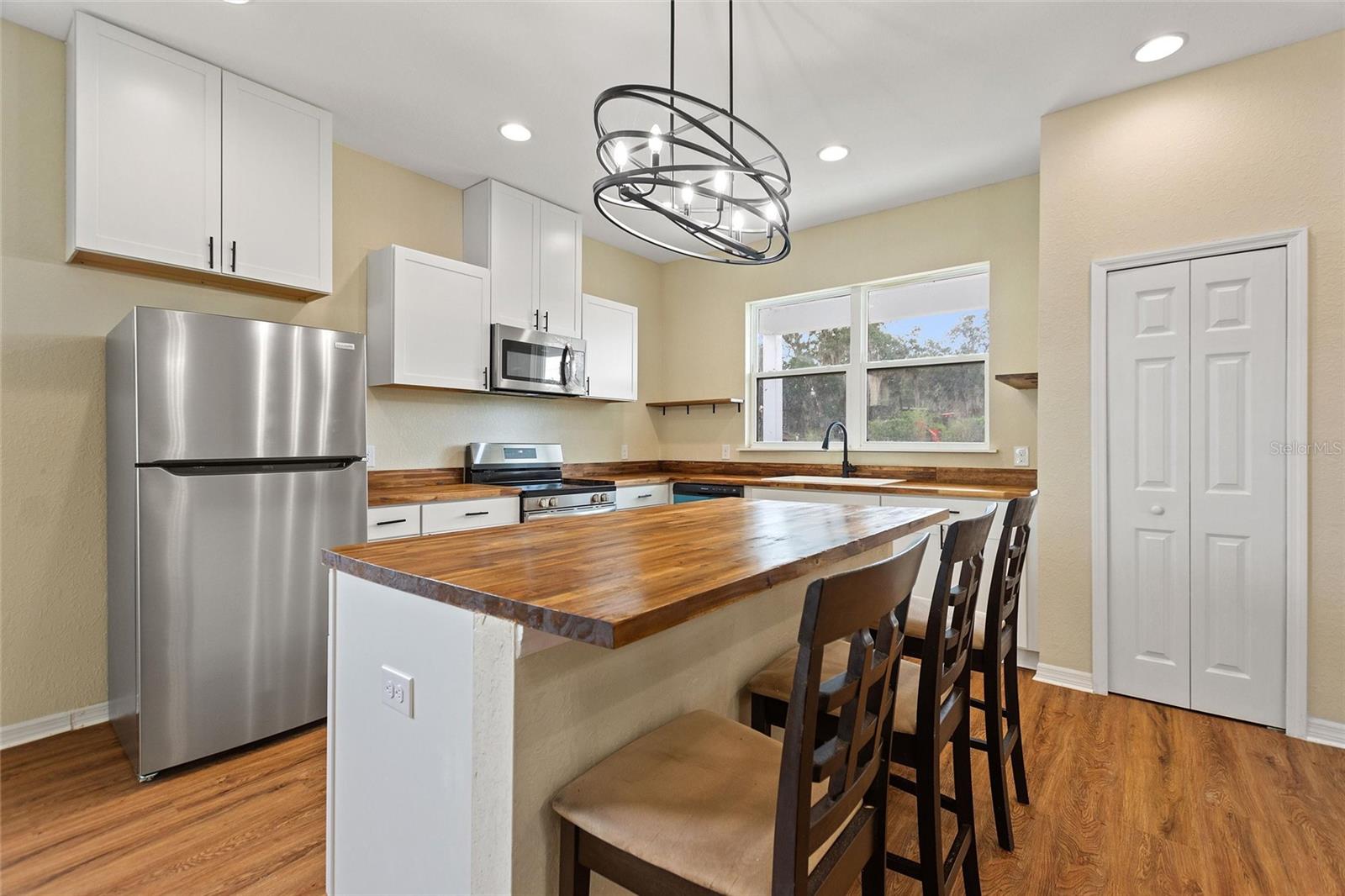 Image 11 of 53 For 1042 Golden Bough Road