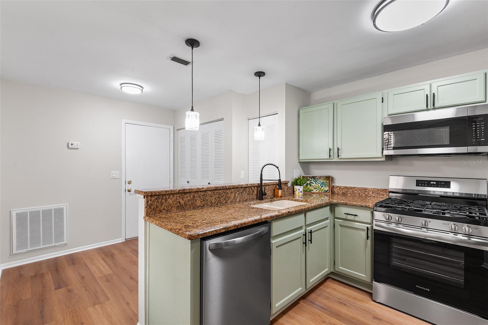 Image 3 of 22 For 703 Magnolia Place 703