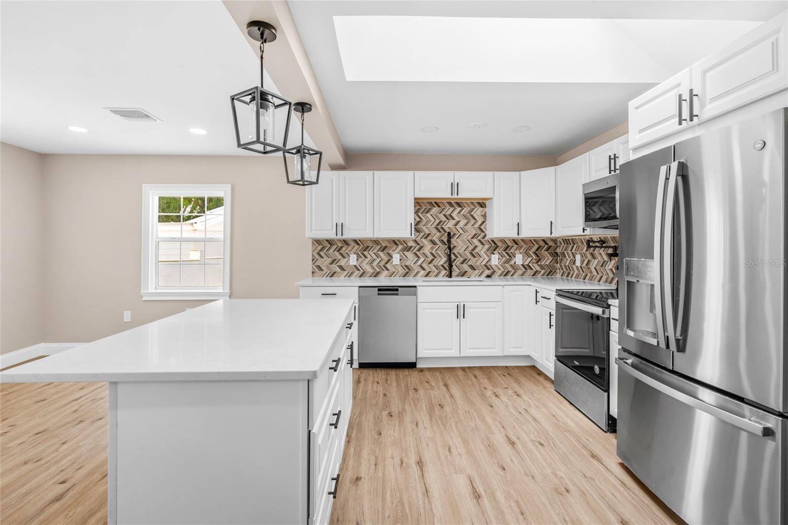 Listing photo id 8 for 3620 Tampa Circle