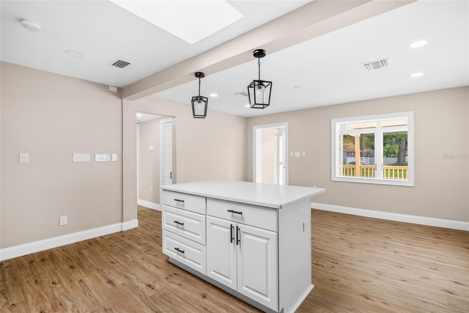 Listing photo id 10 for 3620 Tampa Circle