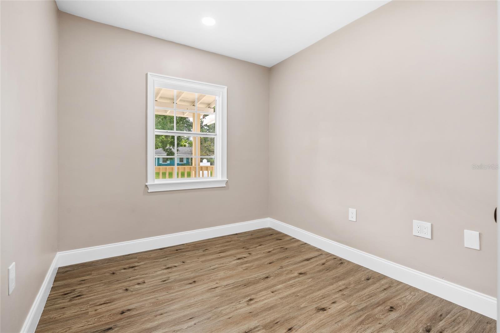 Listing photo id 11 for 3620 Tampa Circle