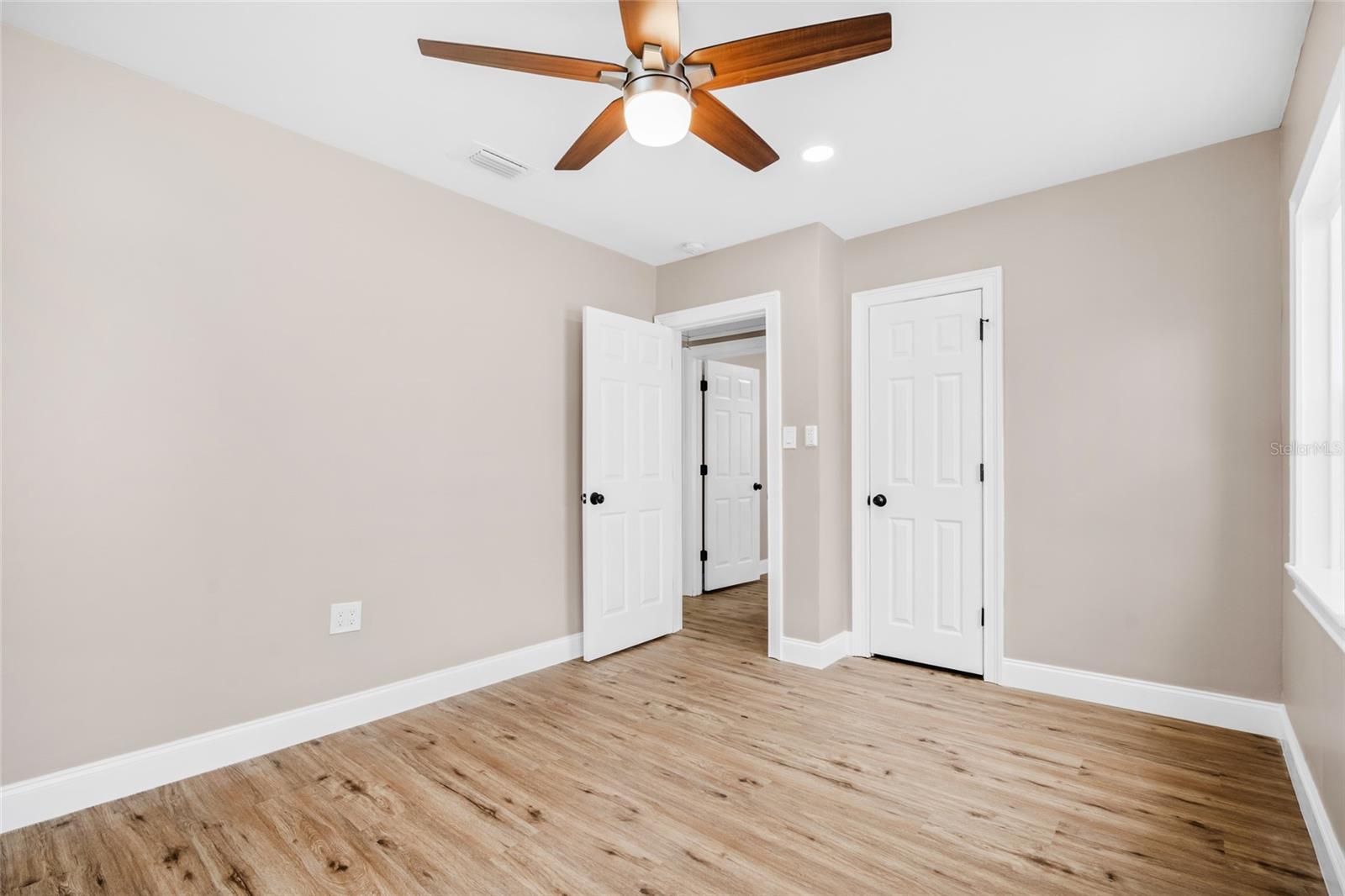 Listing photo id 13 for 3620 Tampa Circle