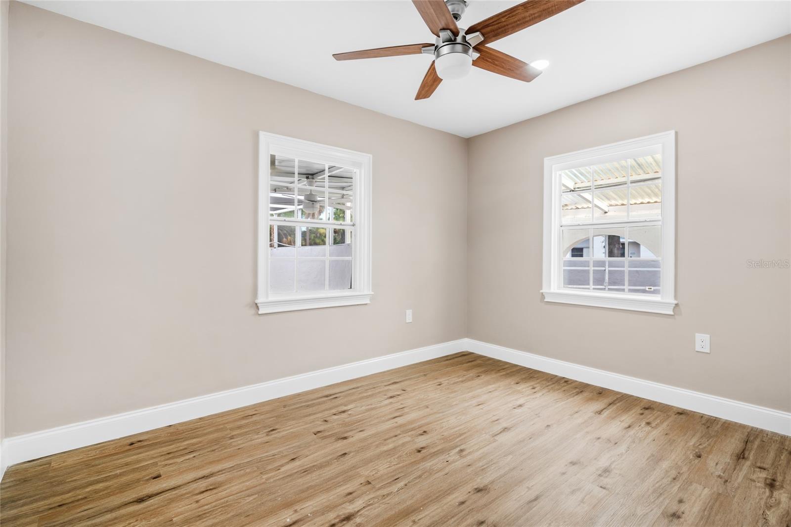 Listing photo id 14 for 3620 Tampa Circle