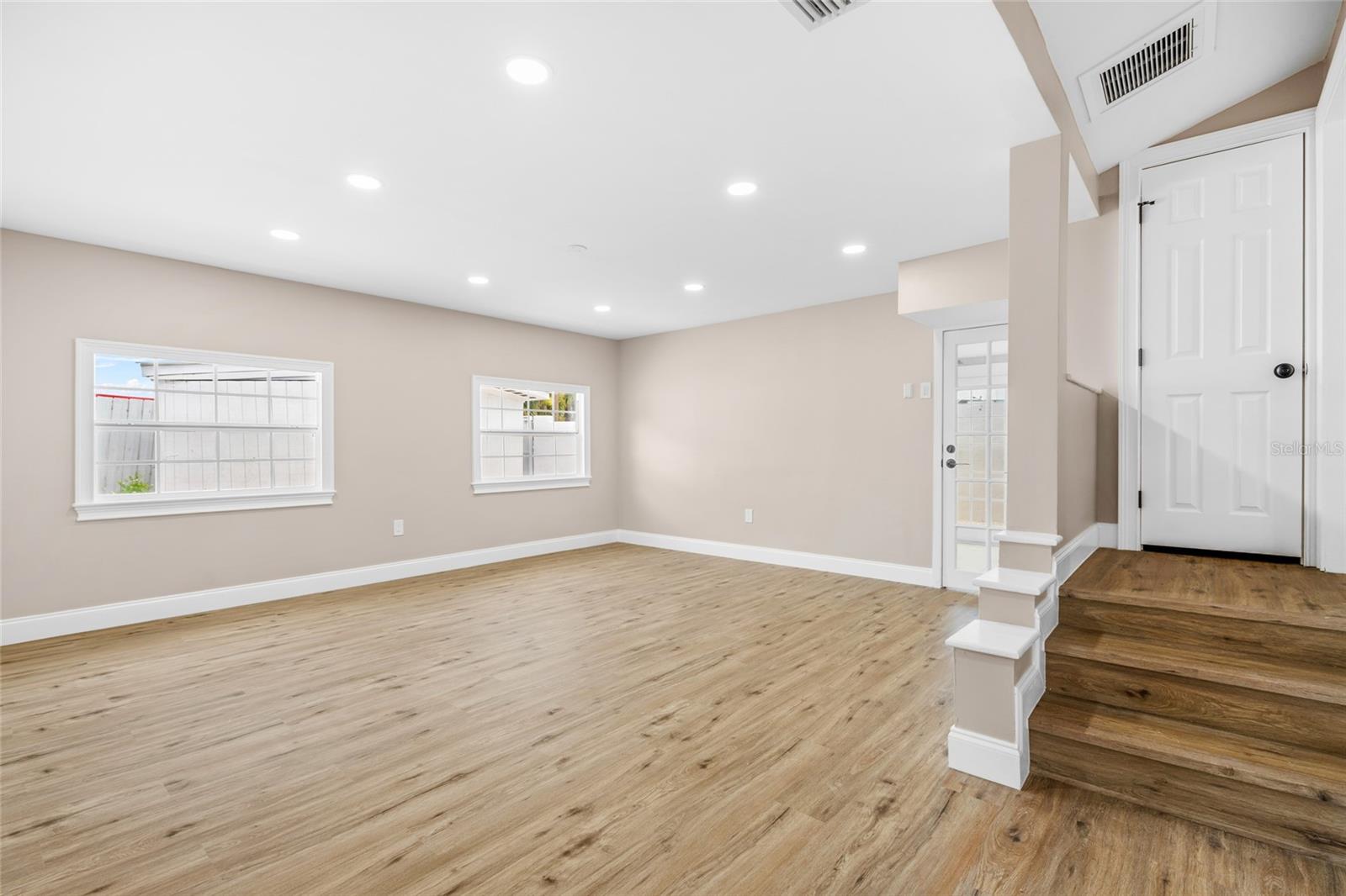 Listing photo id 16 for 3620 Tampa Circle