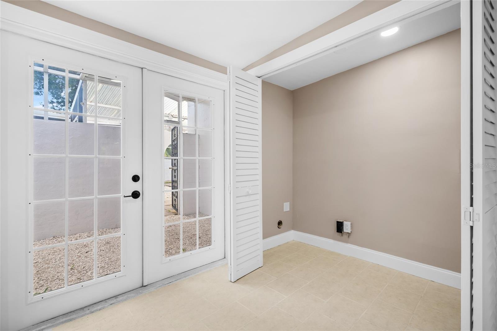 Listing photo id 19 for 3620 Tampa Circle