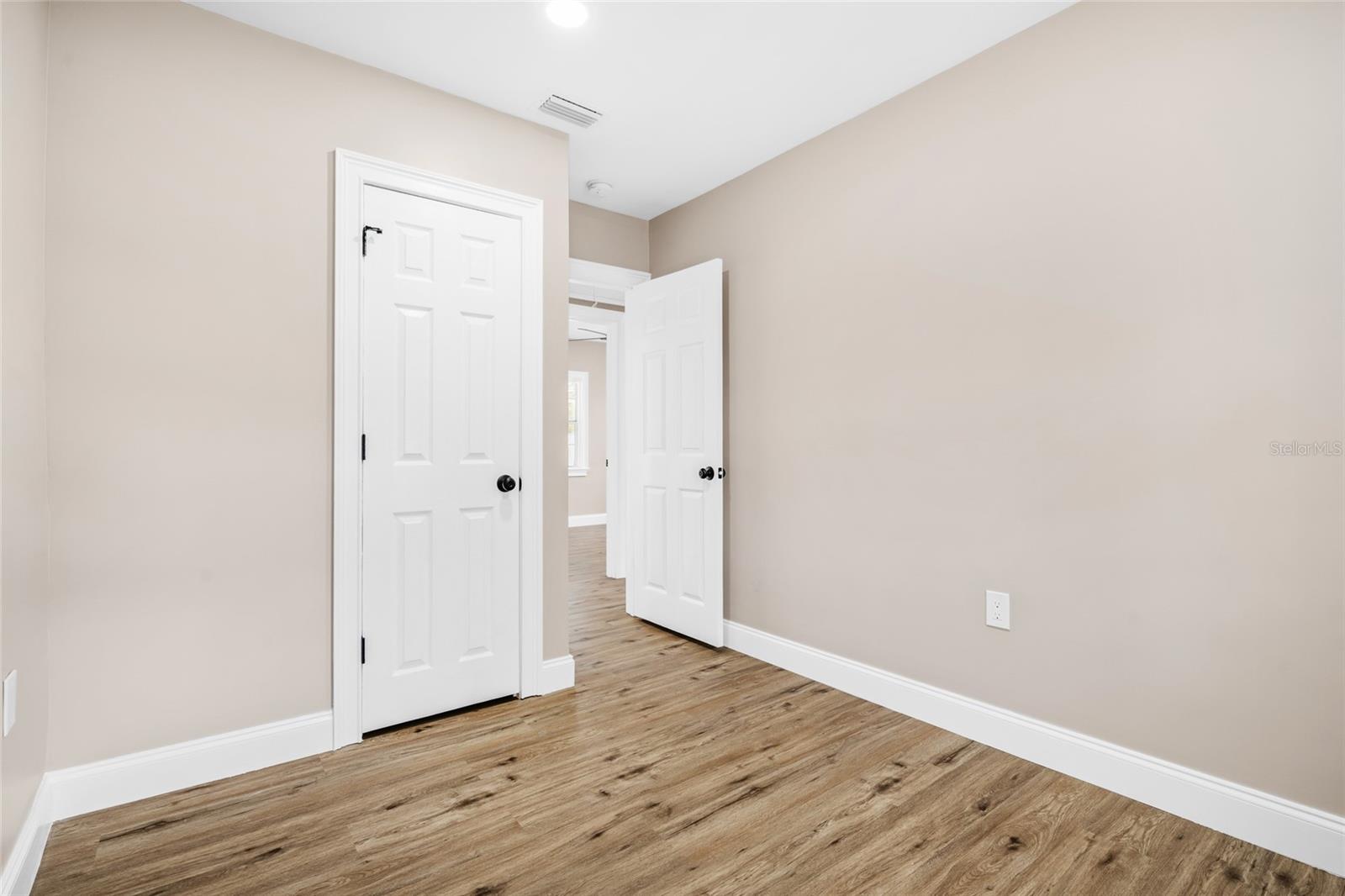 Listing photo id 26 for 3620 Tampa Circle