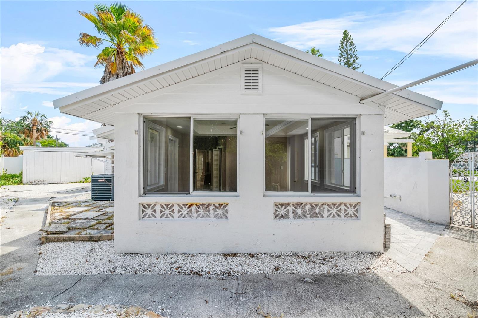 Listing photo id 31 for 3620 Tampa Circle