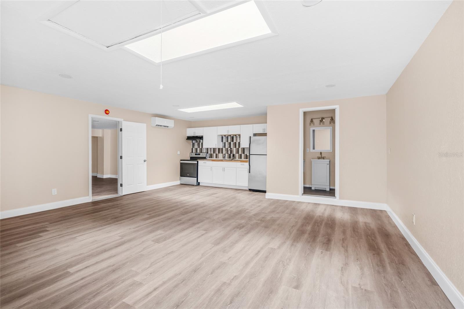 Listing photo id 32 for 3620 Tampa Circle