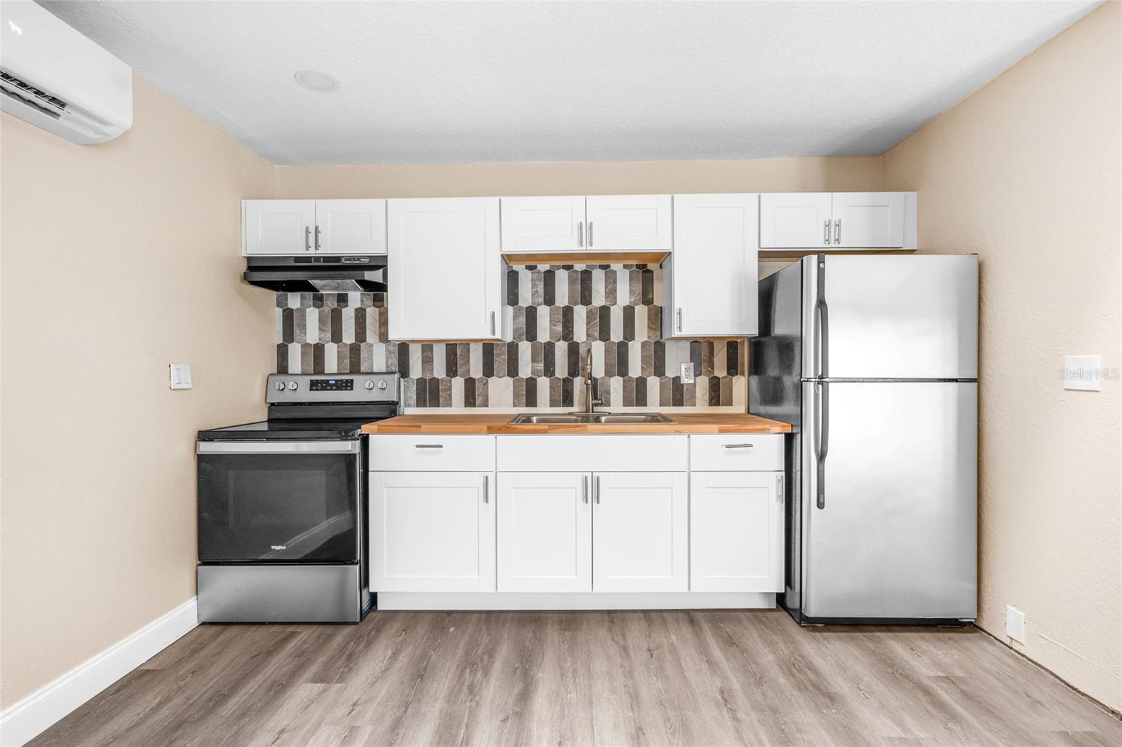 Listing photo id 33 for 3620 Tampa Circle