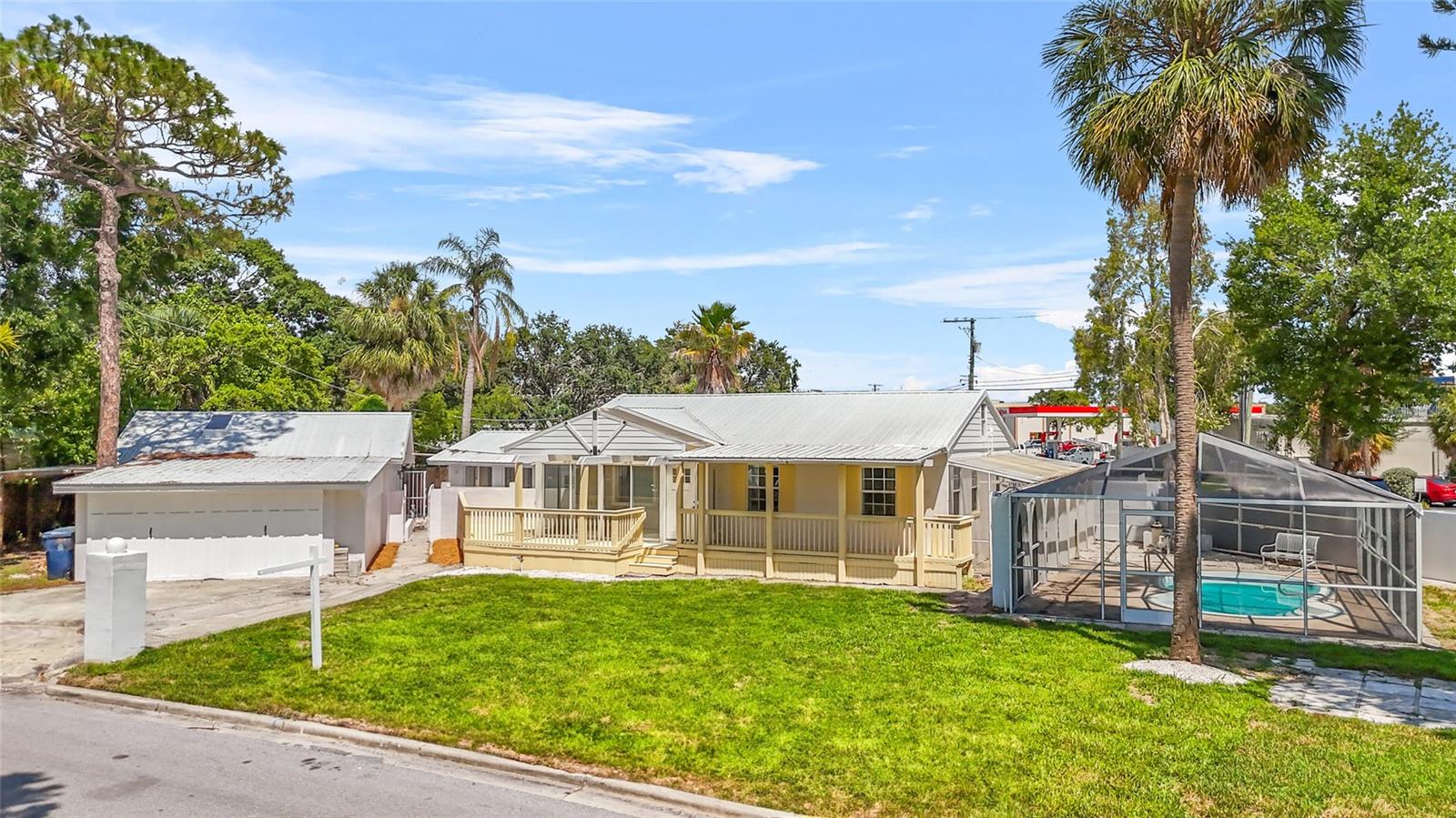 Listing photo id 2 for 3620 Tampa Circle