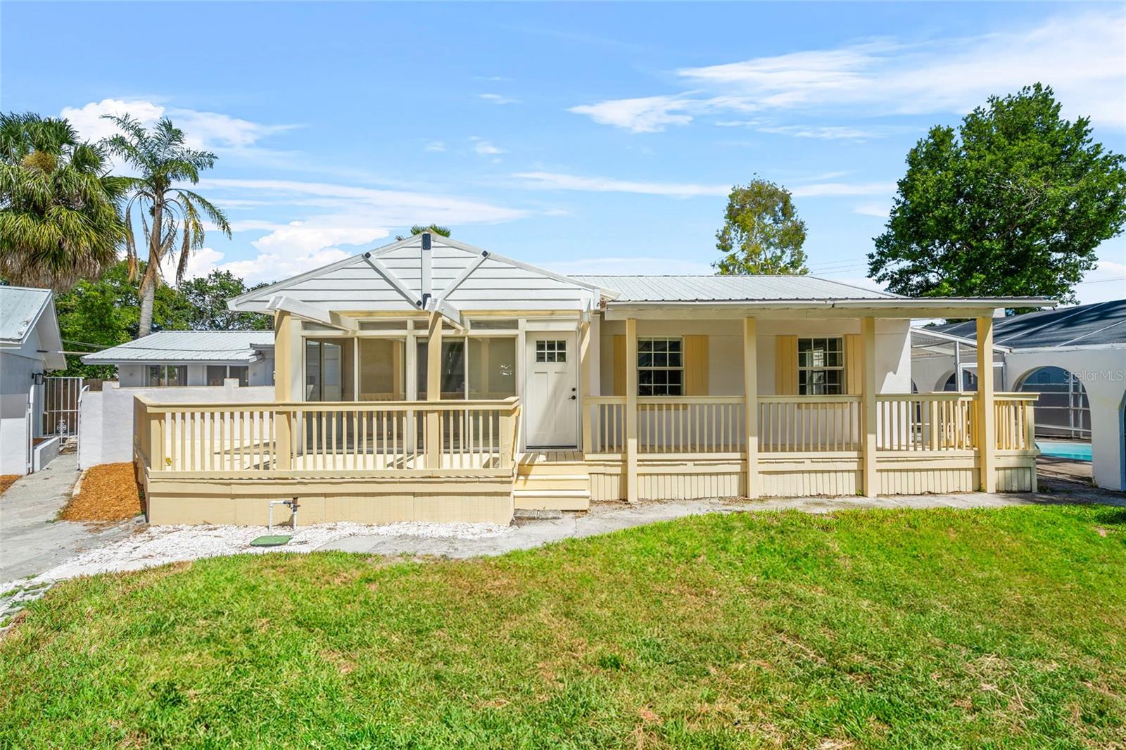Listing photo id 3 for 3620 Tampa Circle
