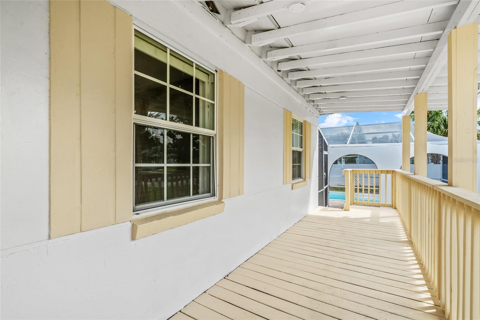 Listing photo id 4 for 3620 Tampa Circle