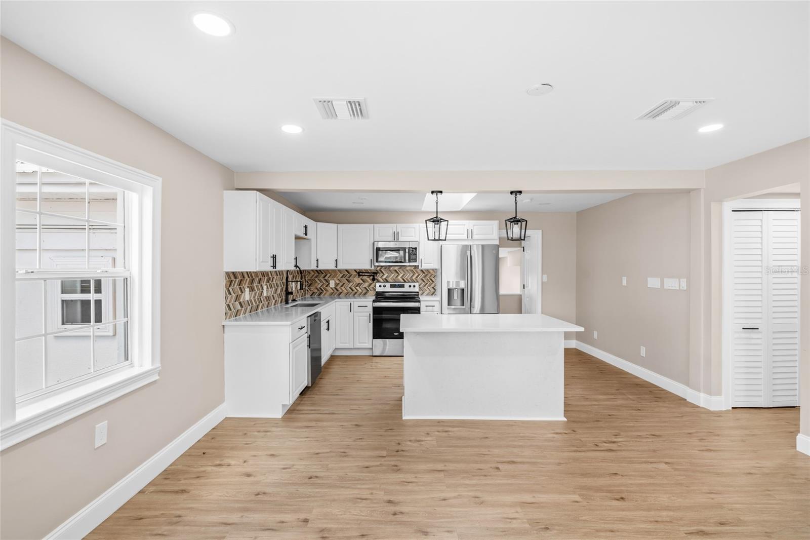 Listing photo id 6 for 3620 Tampa Circle