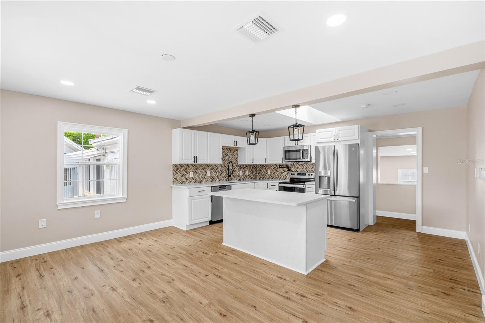 Listing photo id 7 for 3620 Tampa Circle