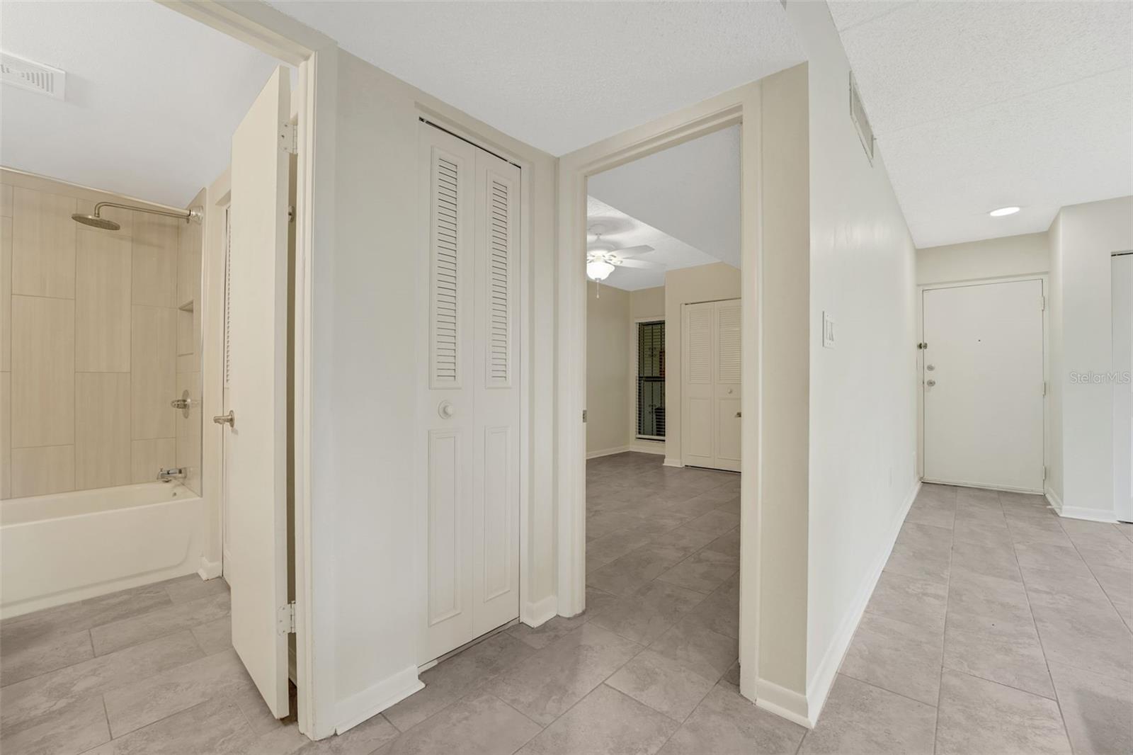 Image 12 of 19 For 208 Lake Howard Drive Nw 104