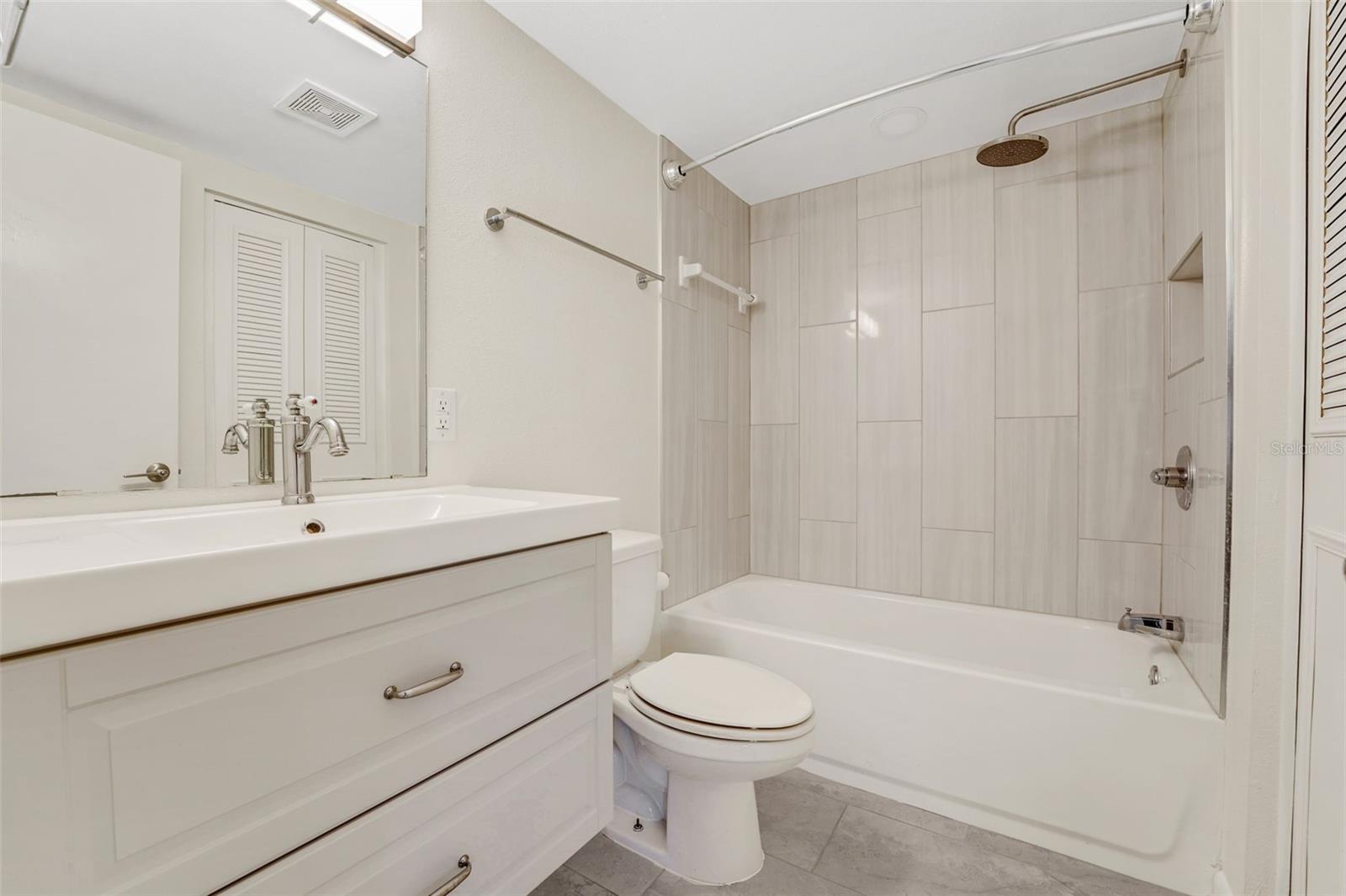 Image 15 of 19 For 208 Lake Howard Drive Nw 104