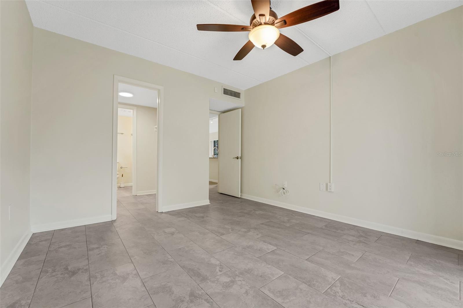 Image 17 of 19 For 208 Lake Howard Drive Nw 104