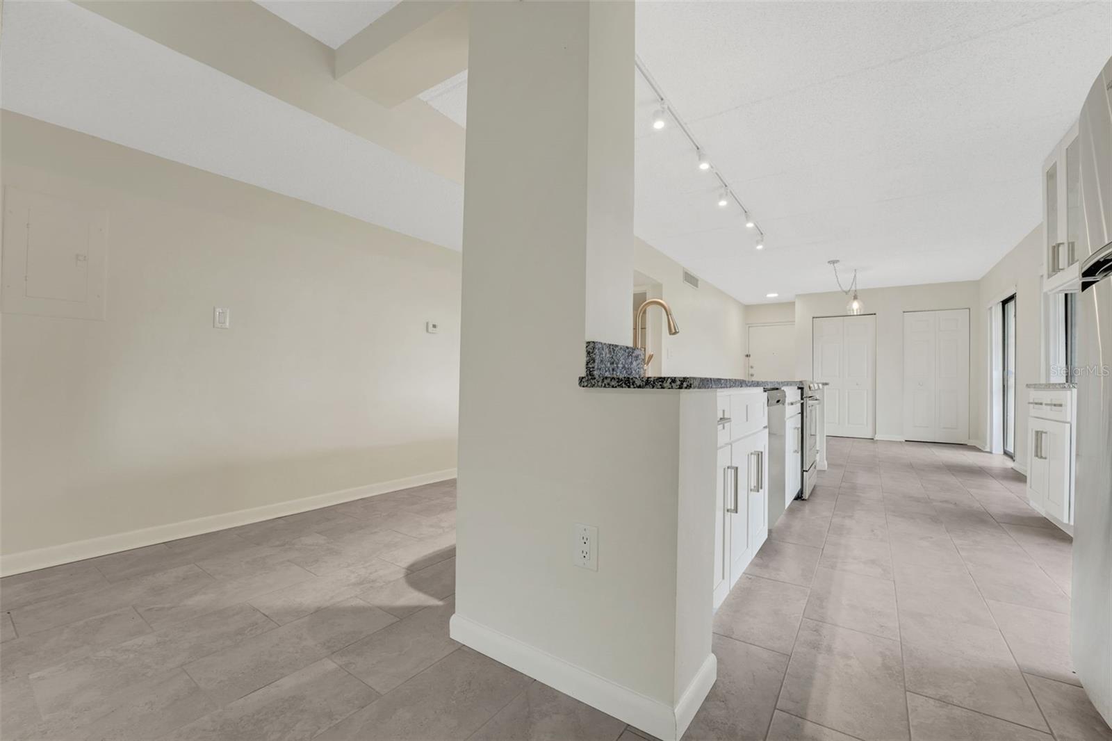 Image 4 of 19 For 208 Lake Howard Drive Nw 104