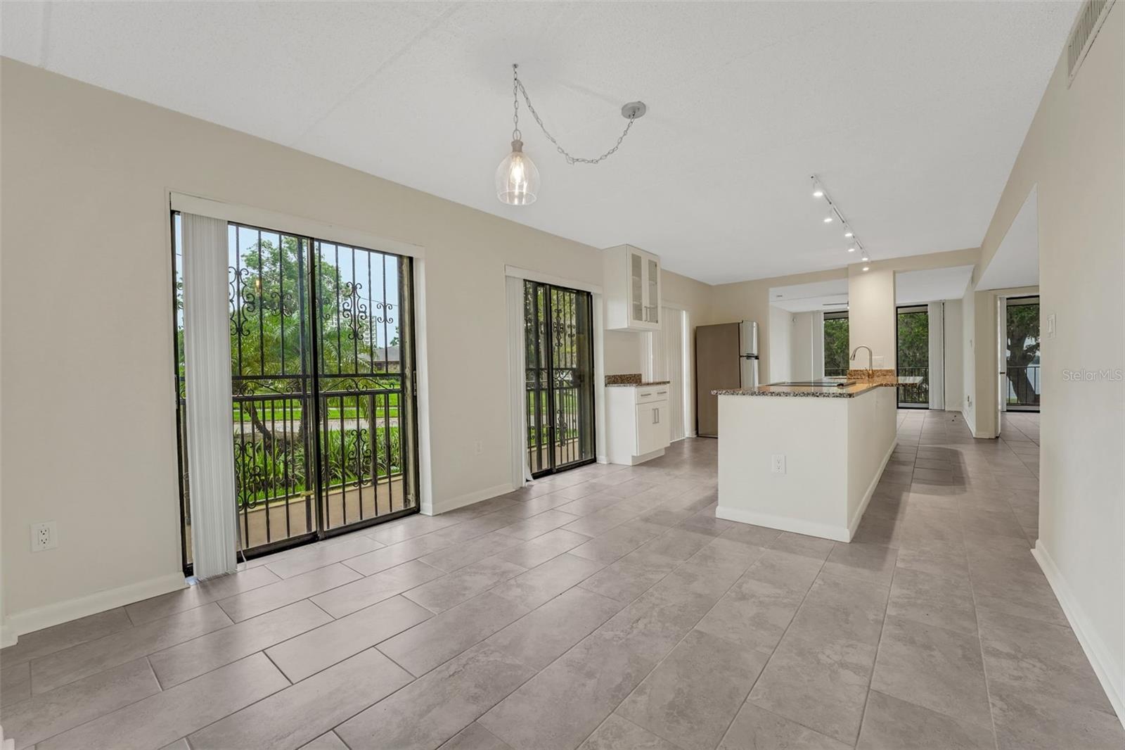 Image 5 of 19 For 208 Lake Howard Drive Nw 104