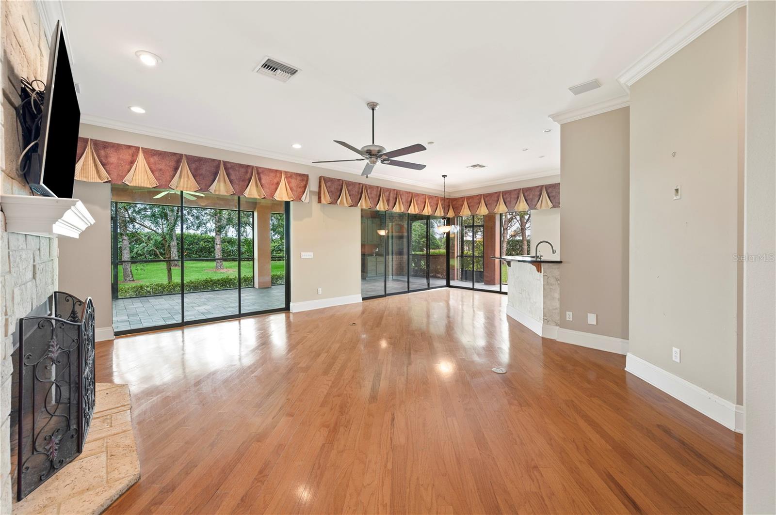 Image 4 of 55 For 105 Woden Way