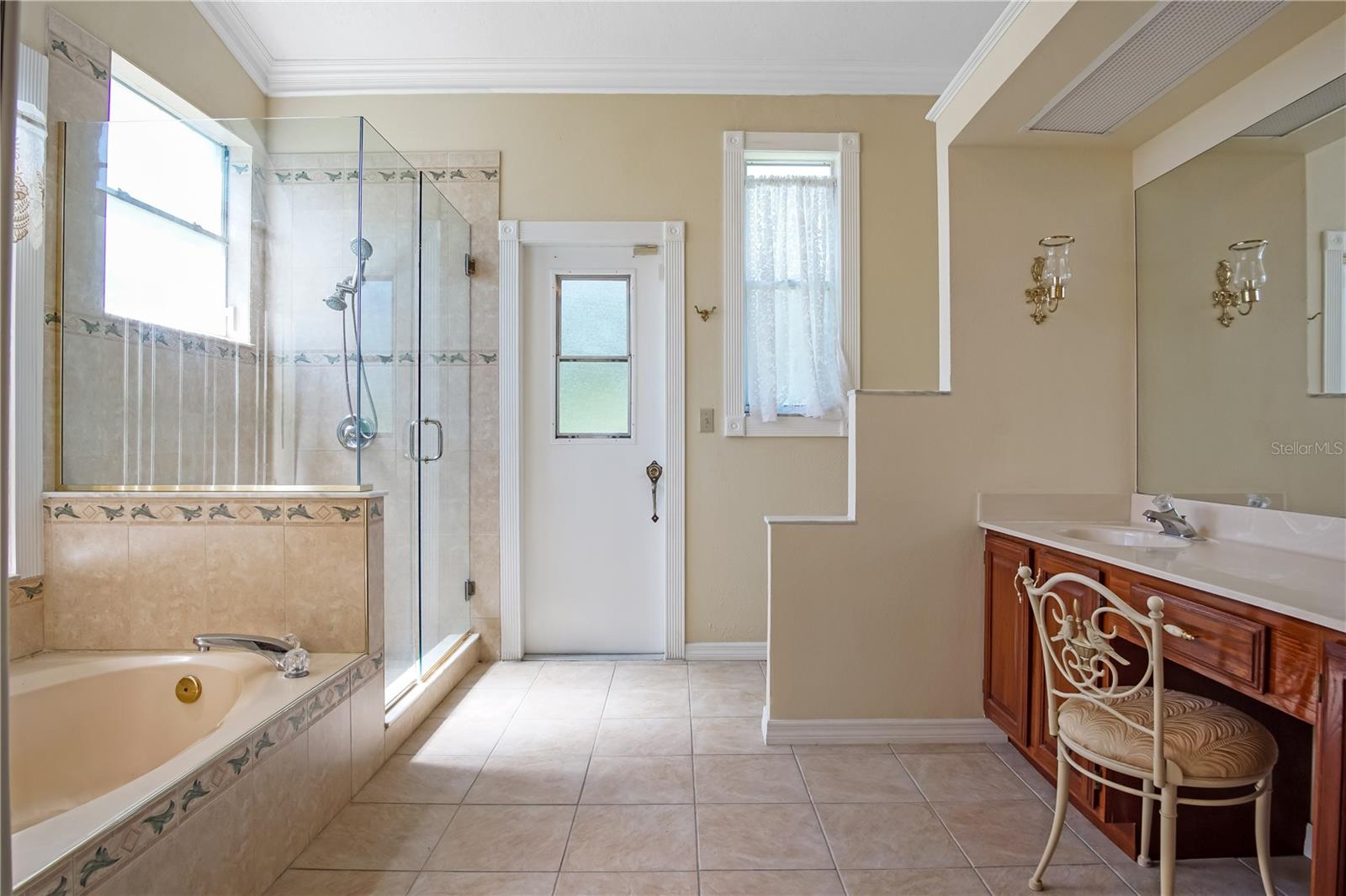 Image 21 of 38 For 458 Lytton Circle