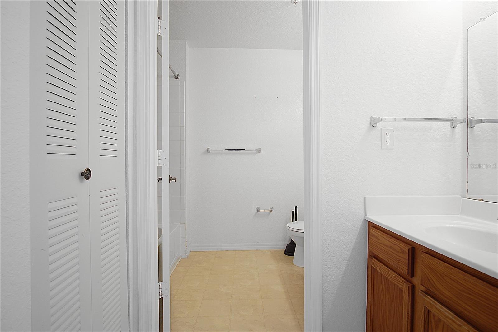 Image 18 of 32 For 4562 Yellowgold Road E 104