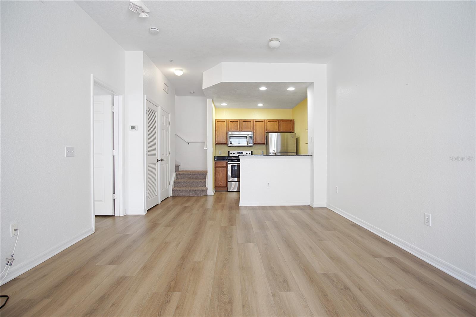 Image 7 of 32 For 4562 Yellowgold Road E 104