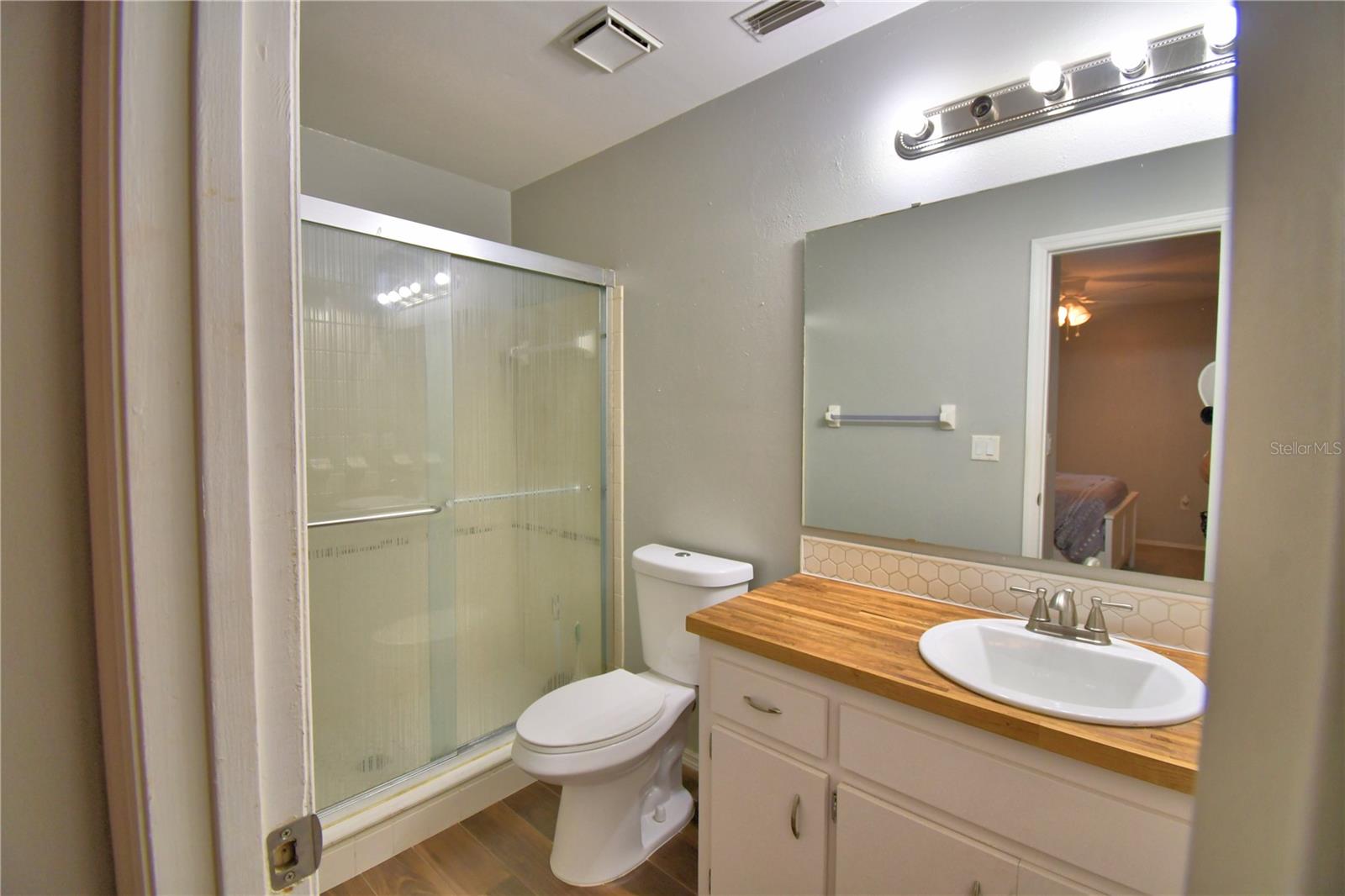 Image 16 of 36 For 658 Lake Dexter Circle