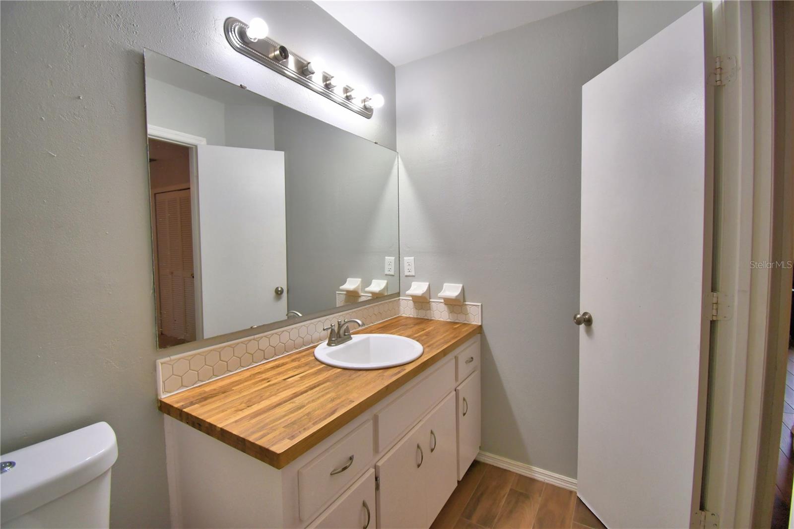 Image 17 of 36 For 658 Lake Dexter Circle