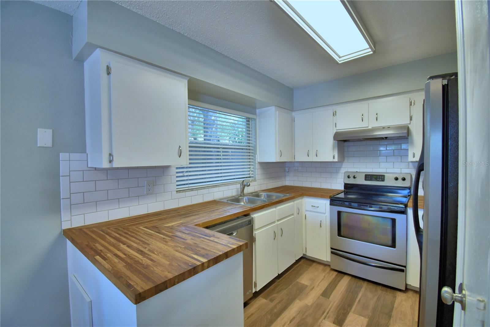 Image 9 of 36 For 658 Lake Dexter Circle