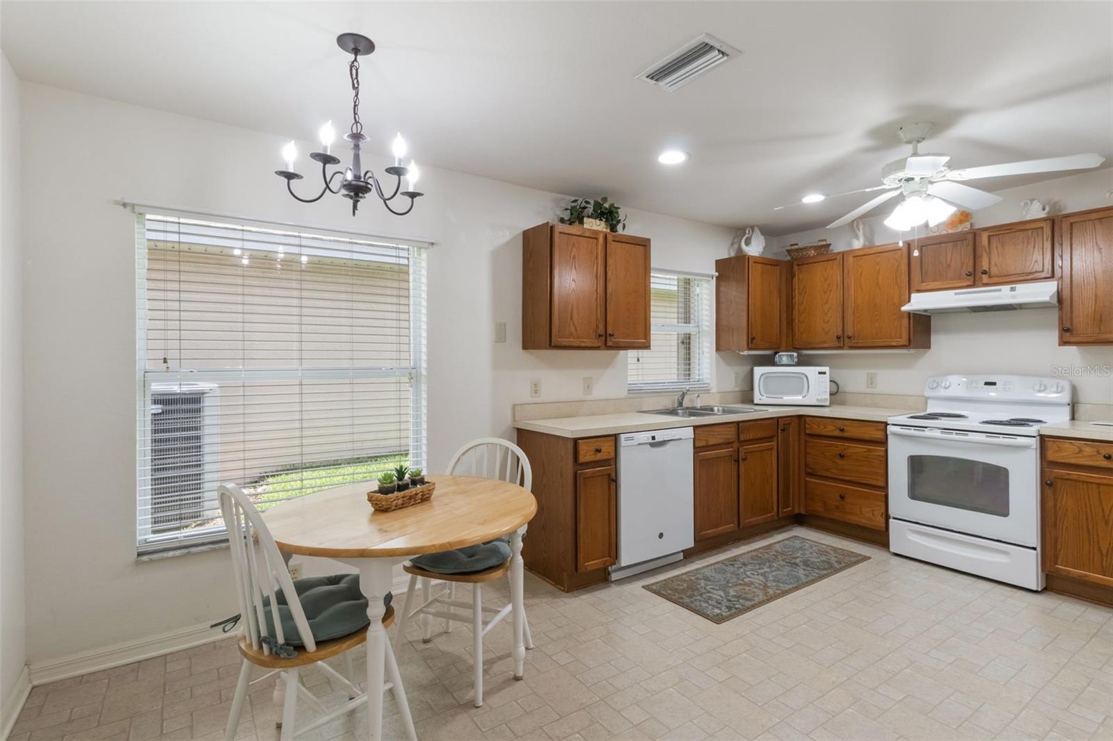 Image 12 of 39 For 464 Lake Suzanne Drive