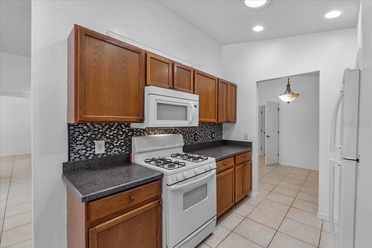 Image 11 of 44 For 452 Lake Suzanne Drive