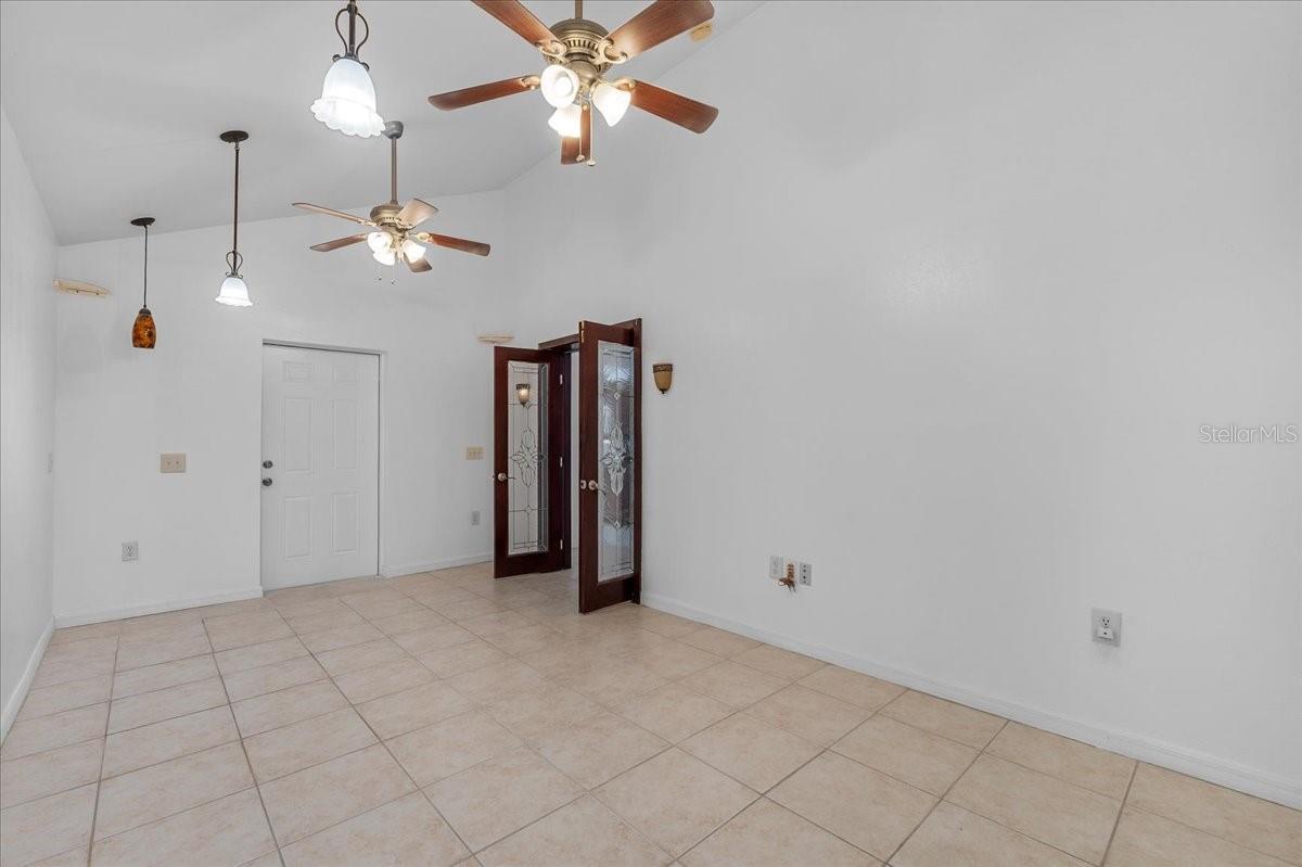 Image 15 of 44 For 452 Lake Suzanne Drive
