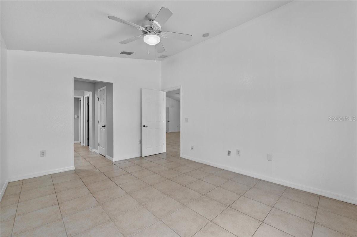 Image 22 of 44 For 452 Lake Suzanne Drive
