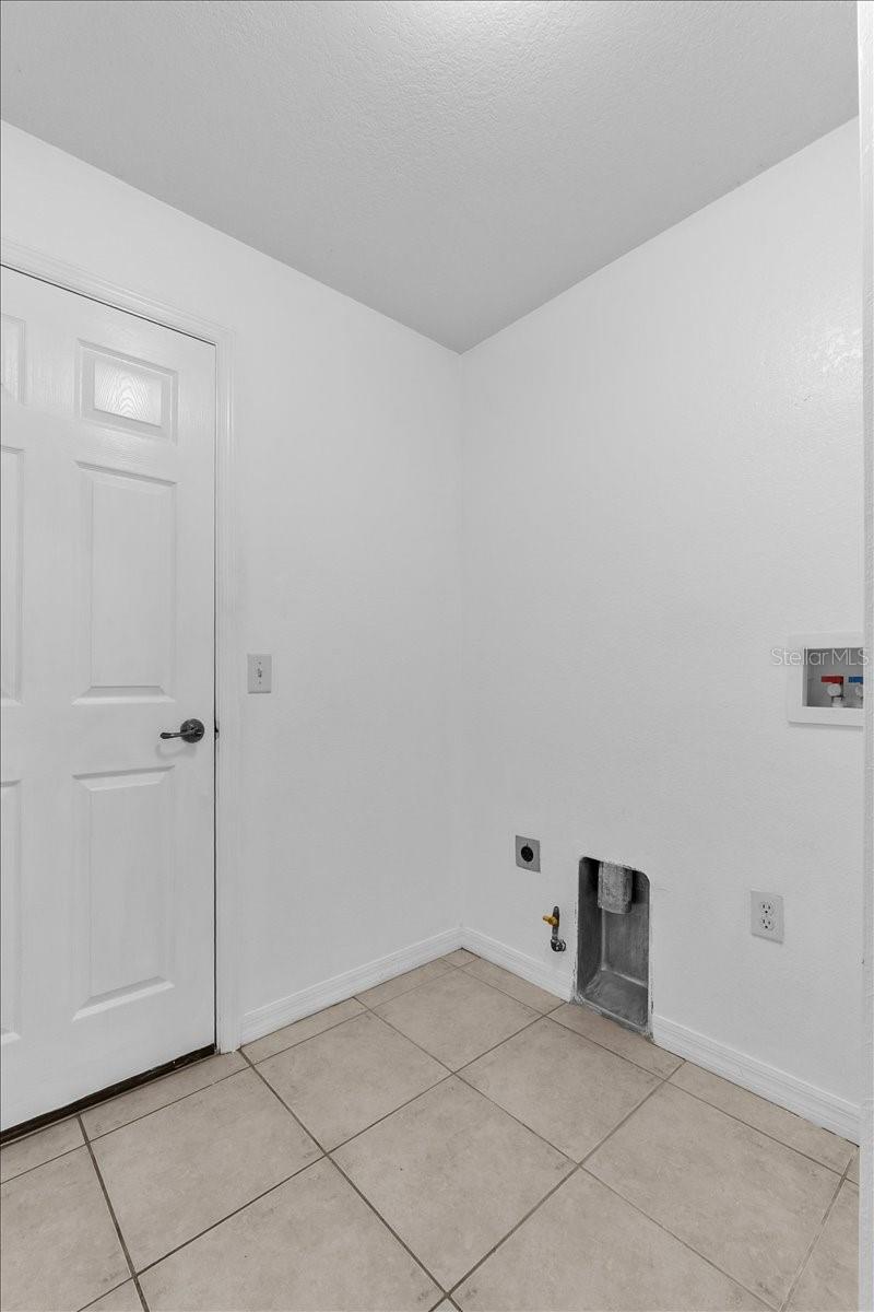 Image 32 of 44 For 452 Lake Suzanne Drive