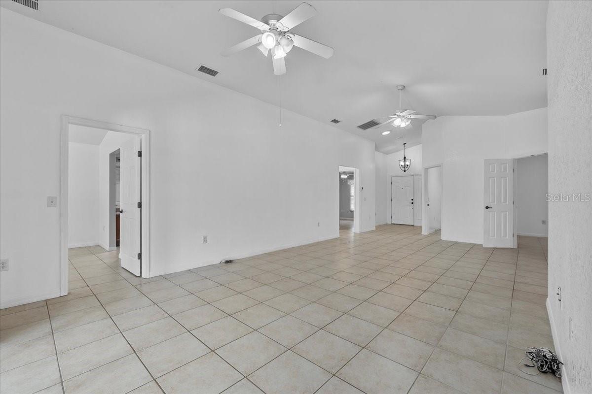 Image 7 of 44 For 452 Lake Suzanne Drive