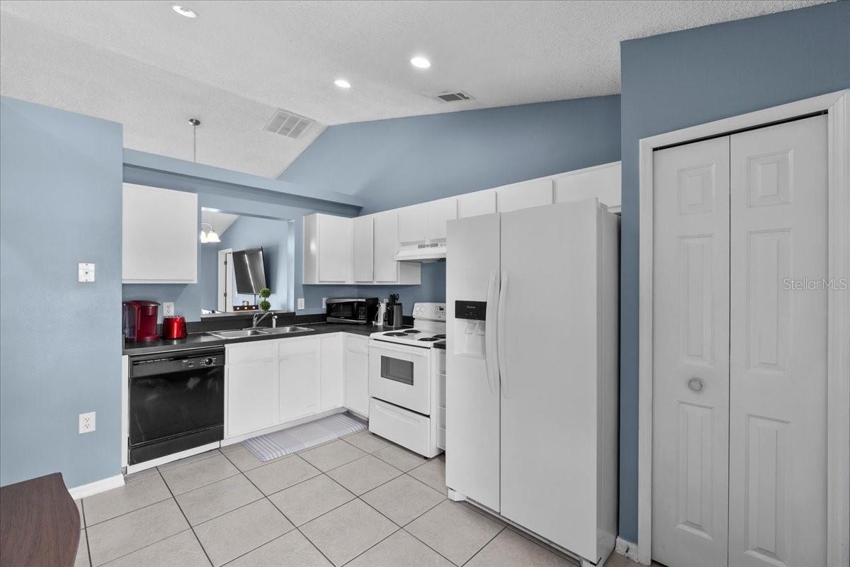 Image 10 of 41 For 419 Wellesly Drive