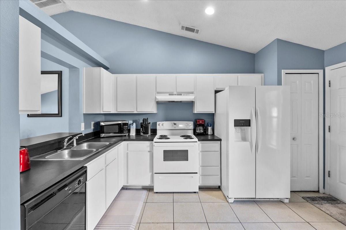 Image 11 of 41 For 419 Wellesly Drive