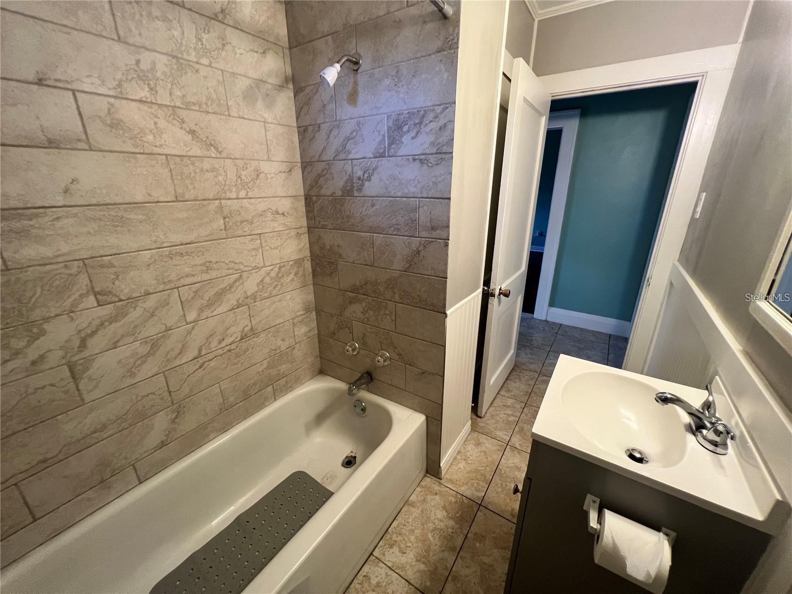 Image 4 of 7 For 761 Avenue D Sw A
