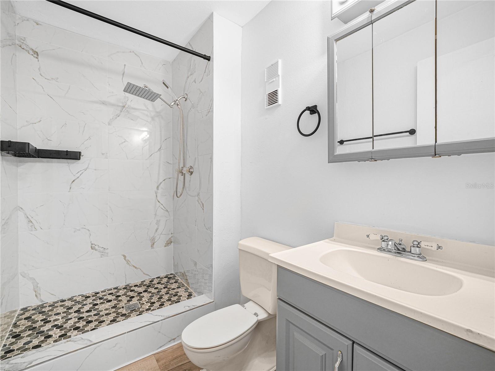 Image 4 of 27 For 3811 Oak Drive E62