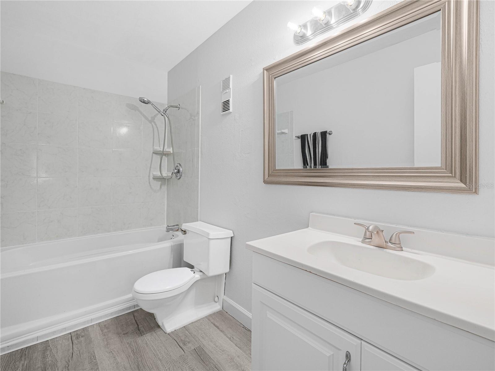 Image 8 of 27 For 3811 Oak Drive E62