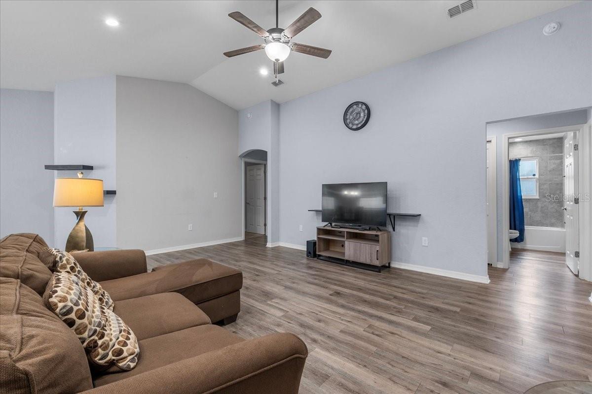 Image 8 of 37 For 910 Blue Tide Lane