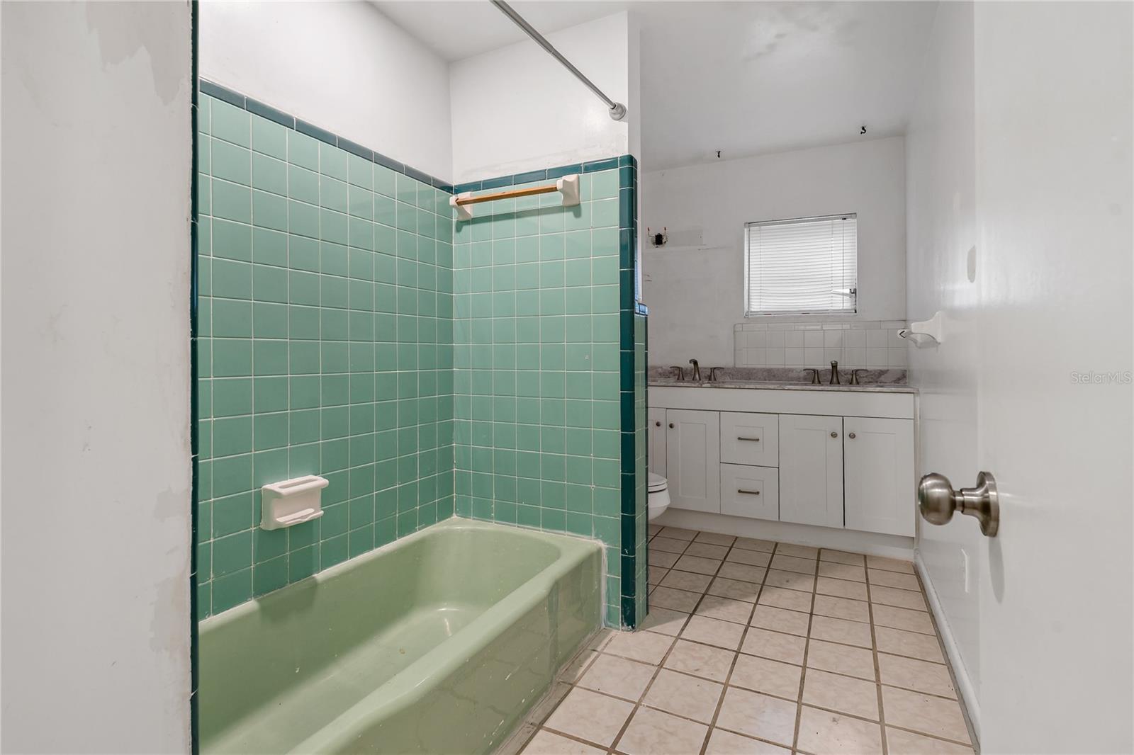 Image 17 of 45 For 208 Lake Dale Dr