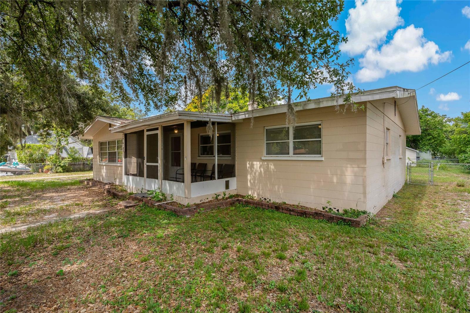 Image 21 of 45 For 208 Lake Dale Dr