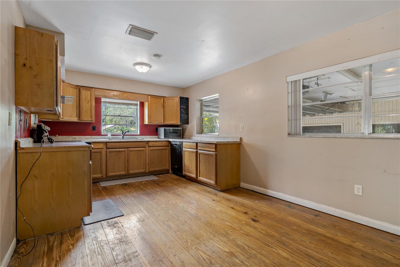 Image 4 of 45 For 208 Lake Dale Dr