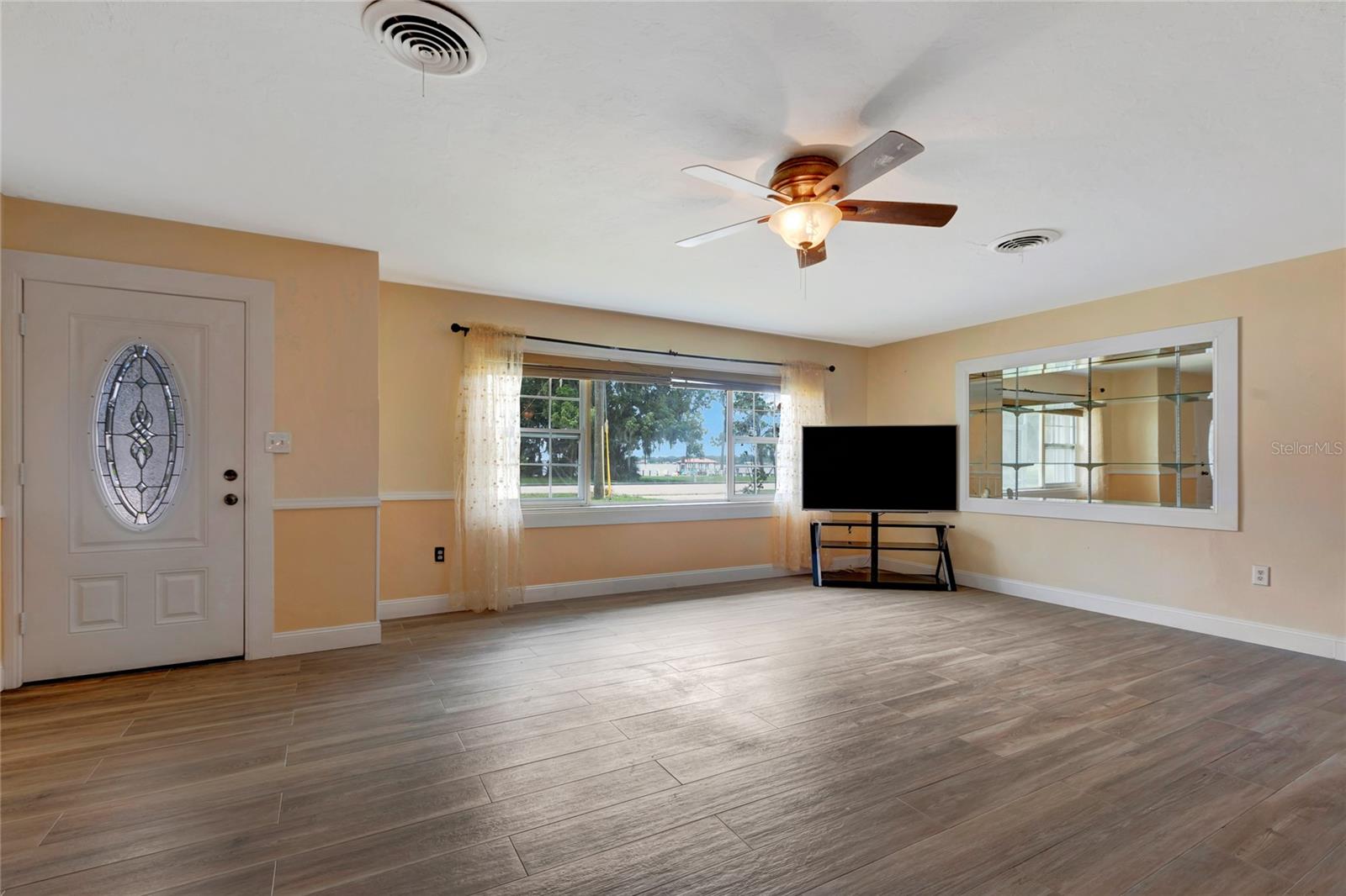 Image 4 of 38 For 3510 Lakeview Drive