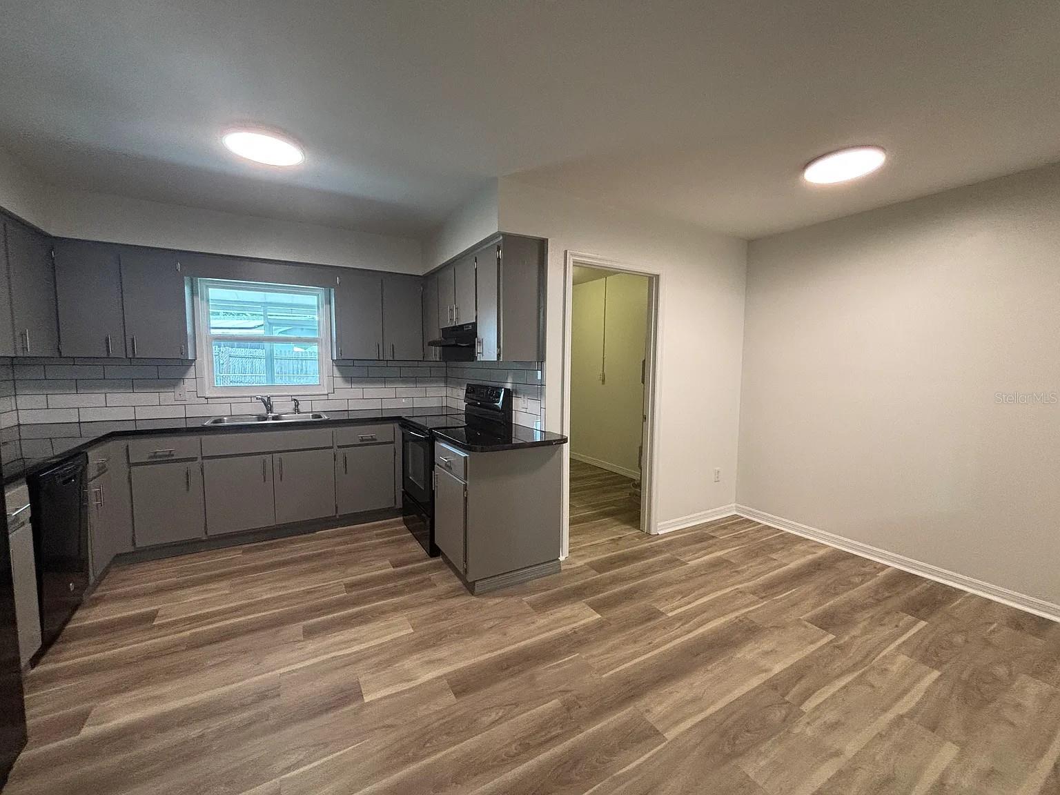 Image 4 of 11 For 2413 Avenue B Sw A