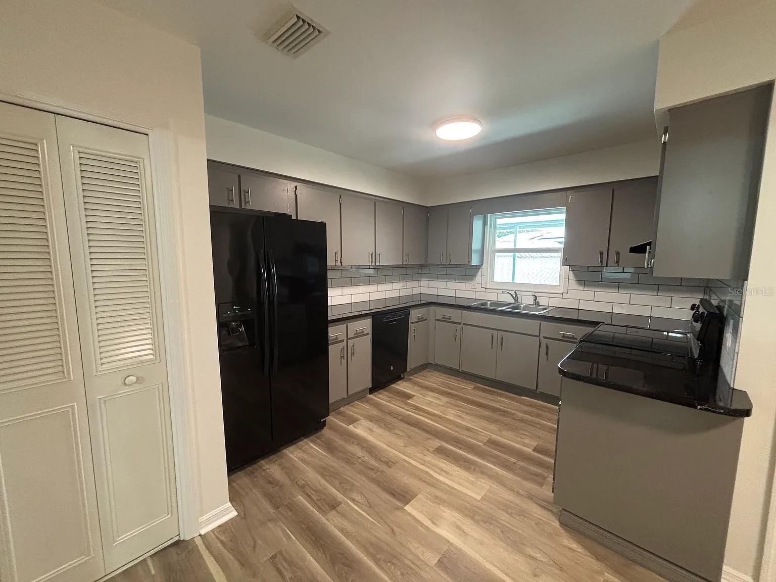Image 5 of 11 For 2413 Avenue B Sw A